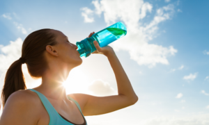 femme qui boit du citron et de l'eau detox